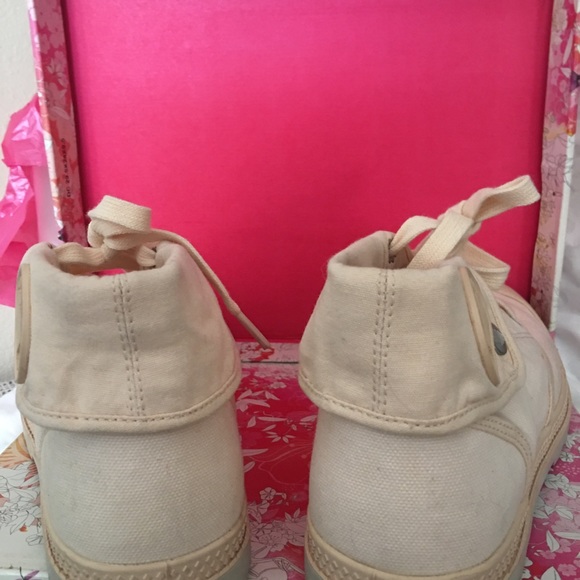 Booties in peach. - Picture 2 of 5